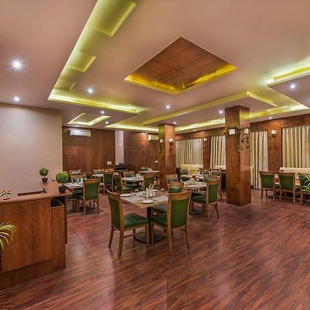 Hotel Manisha International Гая Екстериор снимка