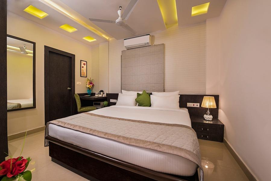 Hotel Manisha International Гая Екстериор снимка