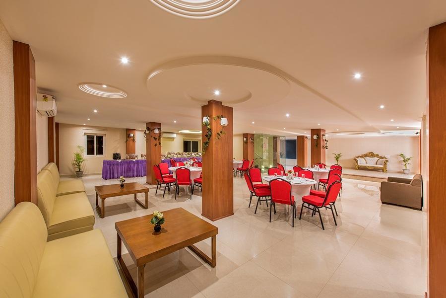 Hotel Manisha International Гая Екстериор снимка